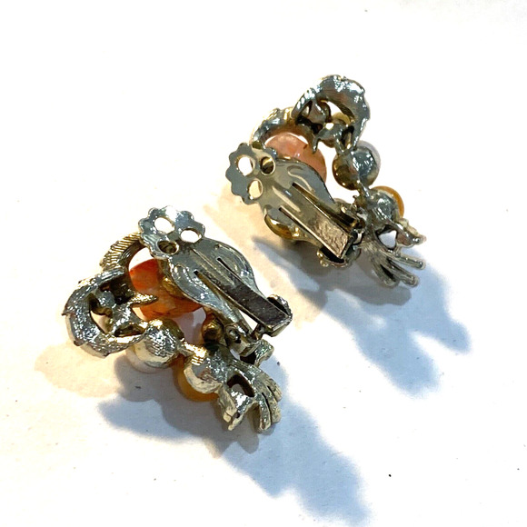 Vintage clip on earrings mid century goldtone faux pearl peachy orange beads - Picture 2 of 3